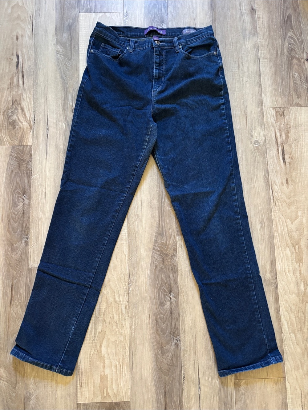 Gloria Vanderbilt Amanda Jeans in Dark Blue Denim Size 12 Excellent condition.